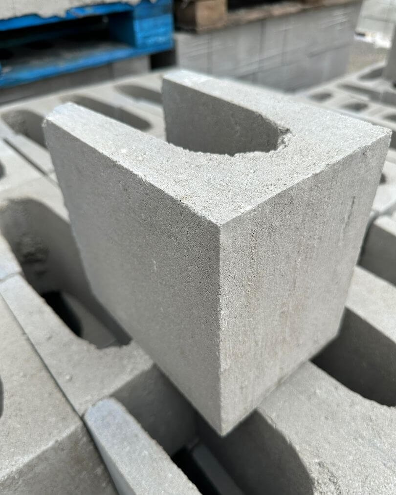 Meia canaleta de concreto SmartMold 14x19x39 cm fabricada em João Pinheiro MG