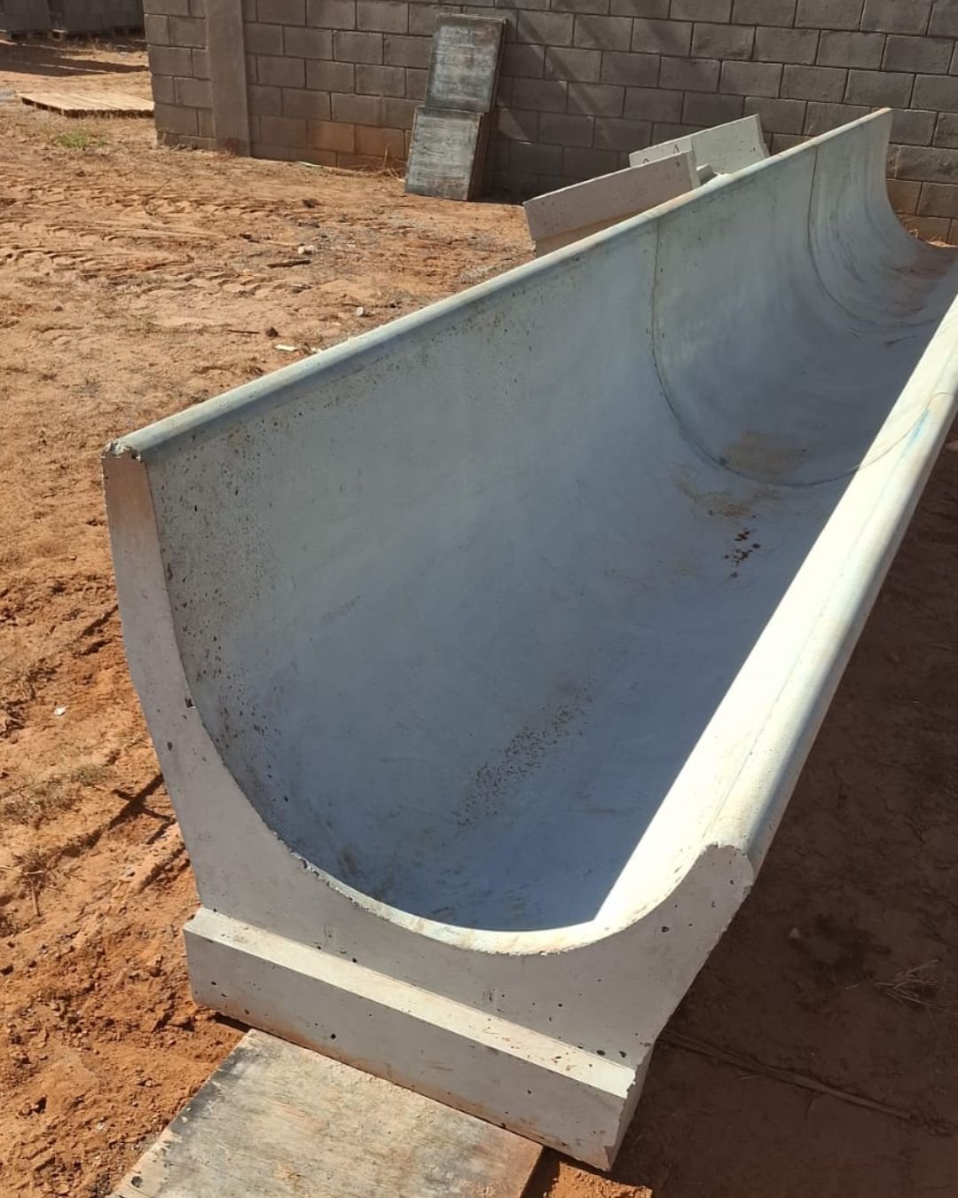 Cocho de concreto pré-moldado Tipo J SmartMold para alimentação animal, fabricado em João Pinheiro MG